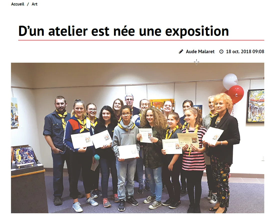 Ghislaine Riendeau entourée des jeunes participants de l’atelier, certificats en main, devant leurs œuvres exposées.
